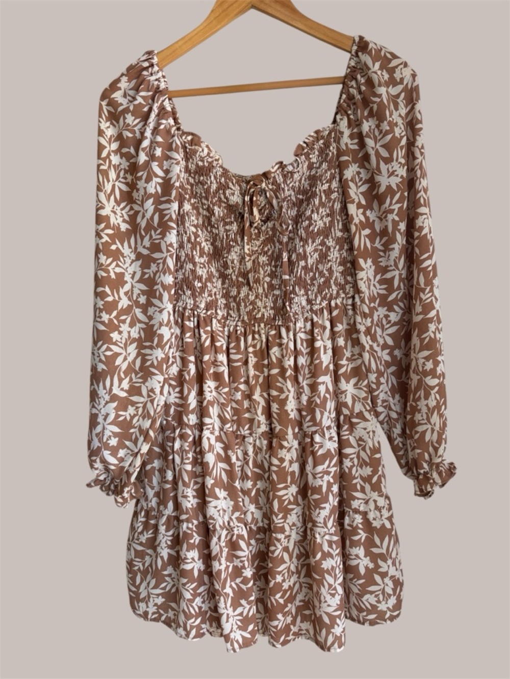 Moon River Neutral Midi floral Smocked Long Sleeve Dress Size M